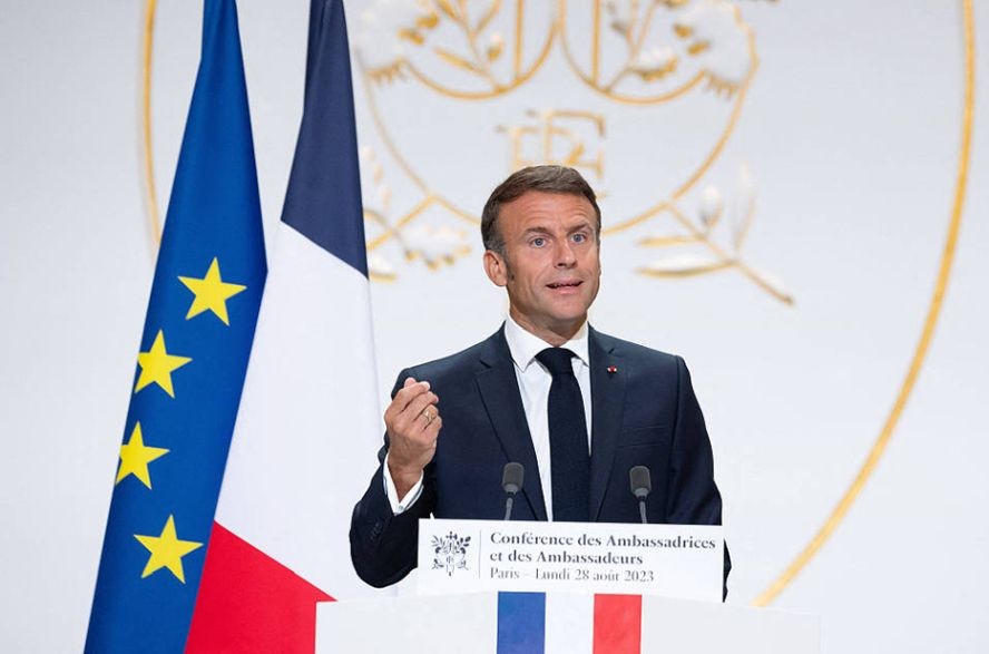 当地时间2023年8月28日，法国巴黎，法国总统马克龙在爱丽舍宫举行的大使会议上发表讲话。（图：互联网）
