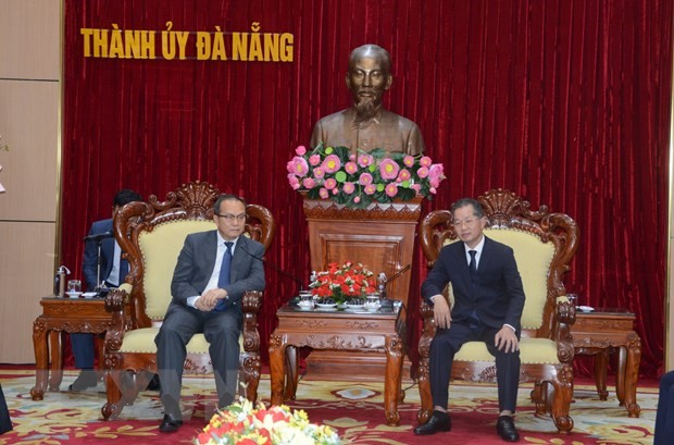 岘港市委书记阮文广(右)接见老挝驻岘港市总领事苏潘‧哈道黄(音)。（图：越通社）