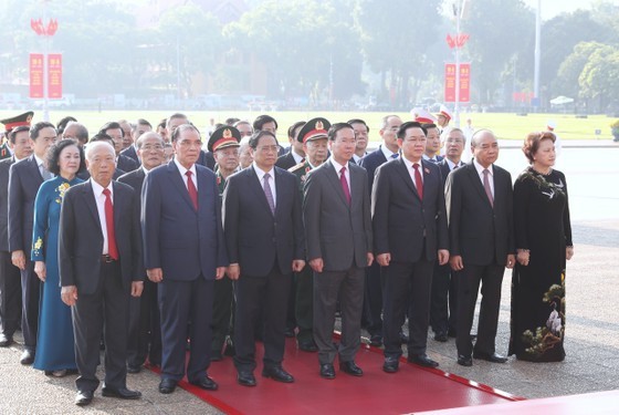 党政领导晋谒胡志明主席陵。