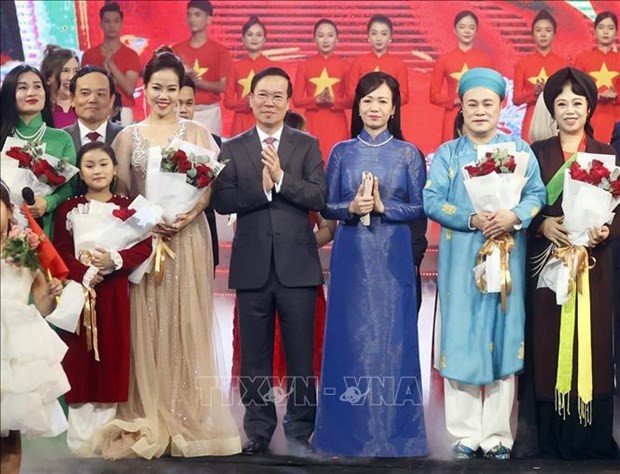 国家主席武文赏和夫人向参加文艺演出的歌手和演员们送鲜花。（图：越通社）