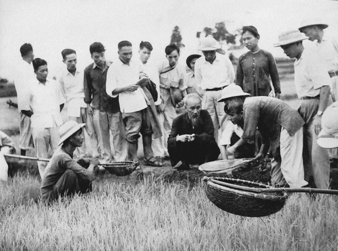 胡志明主席于1958年探望河西省国威县新立农业合作社。