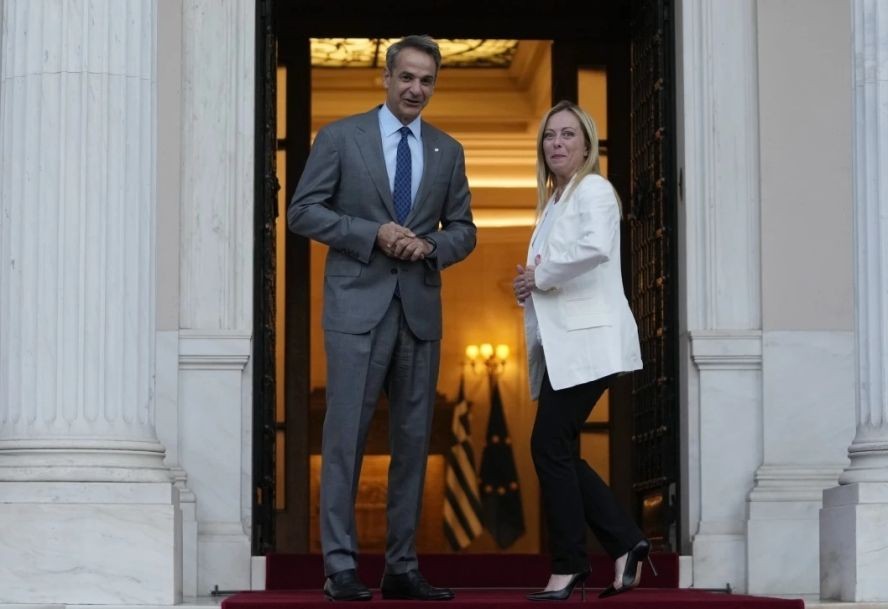 希腊总理基里亚科斯·米佐塔基斯（左）和意大利总理焦尔吉娅·梅洛尼（右）。（图：AP）