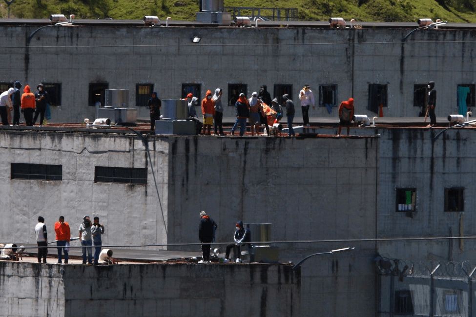 8月30日，囚犯占领厄瓜多尔昆卡市“El Turi”监狱的屋顶。（图：EPA）