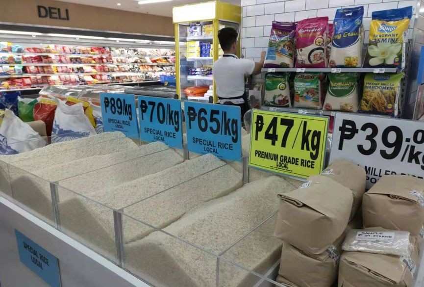 图为马尼拉一家超市的货架上摆售的大米。（图：互联网）