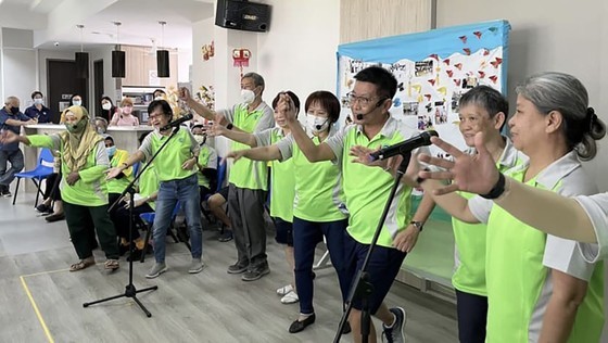 新加坡长者在老人院参加娱乐活动。（图：互联网）