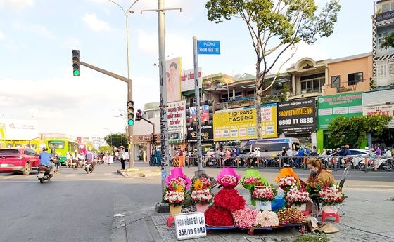 本市某人行道上的售花摊子。