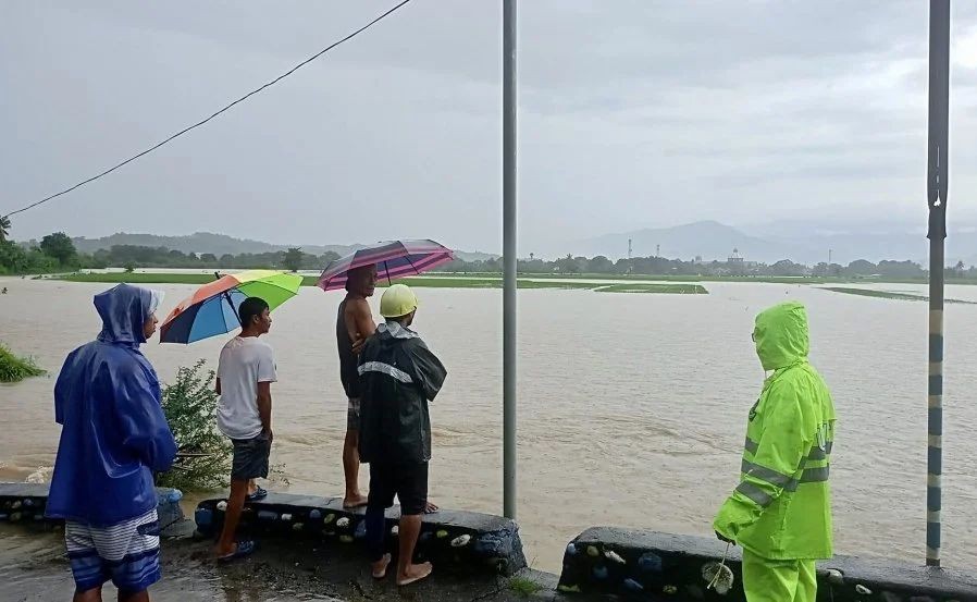 9月3日，菲律宾北部南伊罗戈省圣卢西亚市，当地救灾人员在帕拉通社区一座大桥上查看水情。(菲律宾圣卢西亚市警察局 供图)