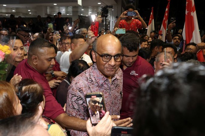 9月1日，新加坡总统选举初步结果公布后，尚达曼与支持者会面。（图：路透社）