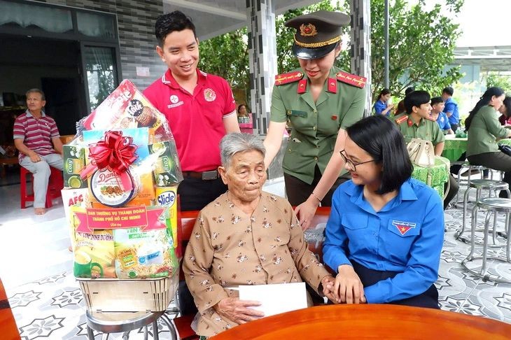 本市年轻人探望及向住在古芝县安仁西乡的越南英雄母亲阮氏鹏赠送礼物。