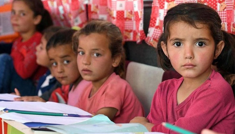 叙利亚教育部2日呼吁学校不要强制执行严格的校服。（图：AFP）