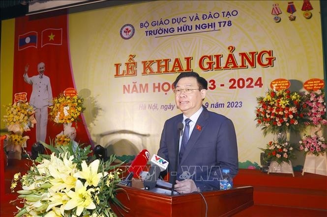 国会主席王廷惠在T78友谊学校新学年开学典礼上致词。（图：越通社）