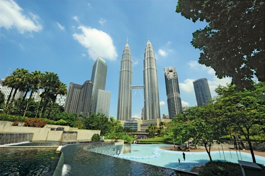 马来西亚吉隆坡的双子塔吸引游客。