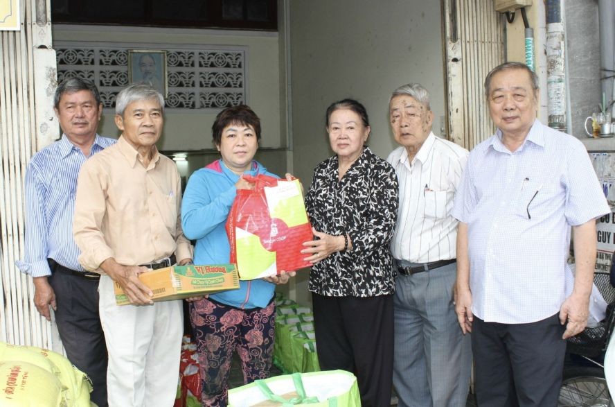 市华人抗战传统俱乐部主任 孙盛强(右一)与执委会成员向会员赠送礼物。