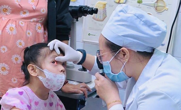 眼科医生在为一名病童仔细检查眼睛。（图：维姜）