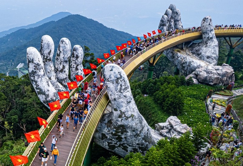 今年国庆4天假期，岘港市金桥接待大量游客前来游览参观。（图：越通社）