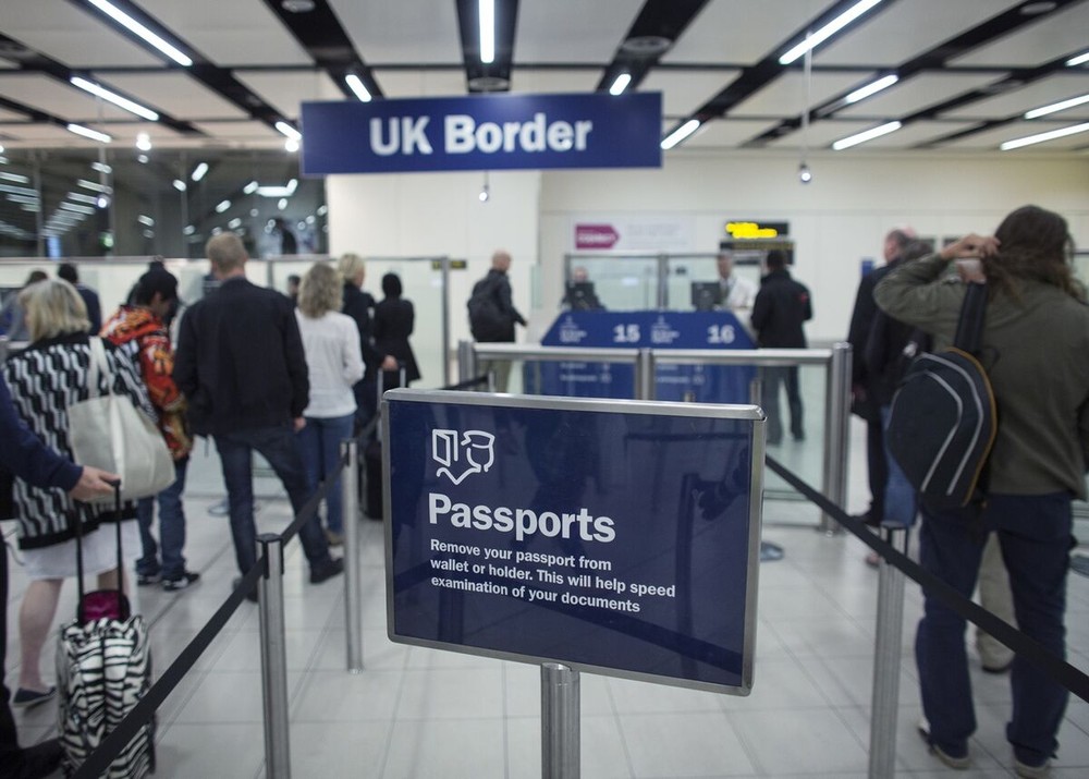 旅客在伦敦希思罗机场办理入境手续。（图：Getty Images）