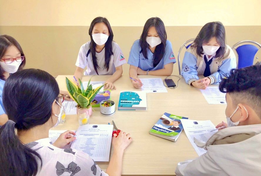 阮友勋高中学校的学生接受心理咨询。