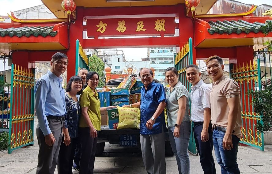 温陵会馆理事会将礼物转交给第五郡第十一坊越南祖国阵线委员会代表。