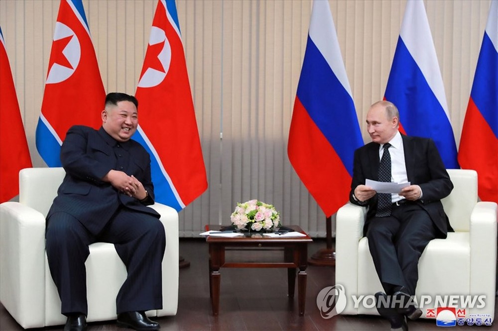 图为 2019年4月25日，在符拉迪沃斯托克远东联邦大学，朝鲜国务委员会委员长金正恩（左）和俄罗斯总统普京首次举行首脑会谈。（图：韩联社/朝中社）