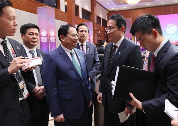 政府总理范明政与日本首相岸田文雄就越南与日本双边关系交换意见。（图：越通社）