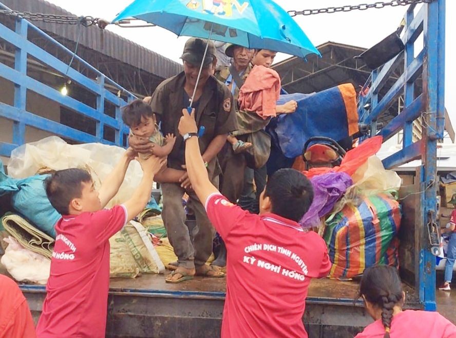 志愿战士2018年协助老挝阿速坡省沙纳塞县桑片-桑南内水电站大坝溃决事故的受灾民众。