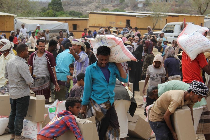 2022年4月8日，也门塔伊兹，境内流离失所者领取慈善机构分发的粮食援助。（图：路透社）