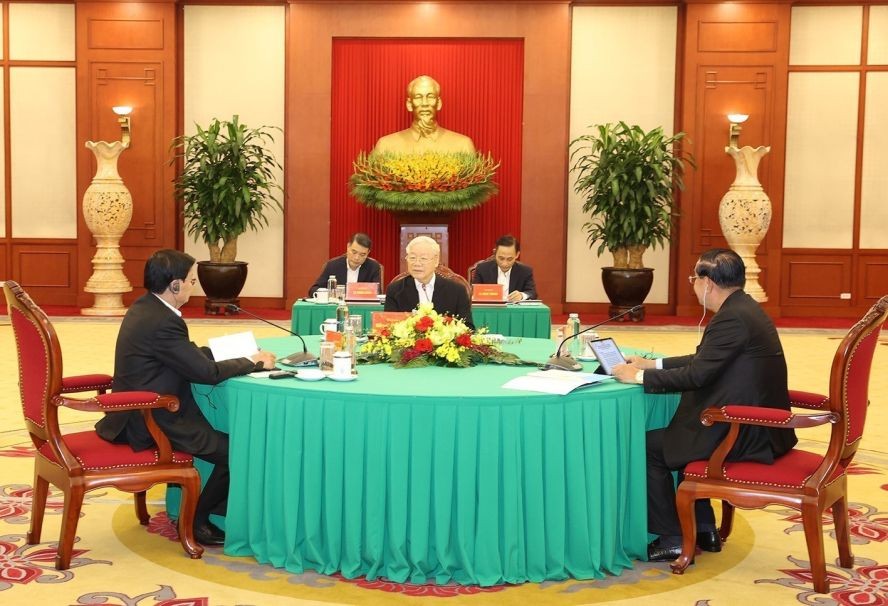 越南党中央总书记阮富仲、柬埔寨人民党主席洪森和老挝人民革命党中央委员会总书记、老挝国家主席通伦‧西苏里会晤。（图：智勇）