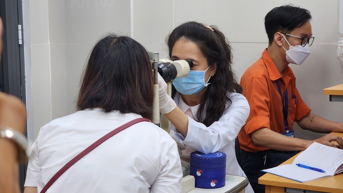 眼科医生在为一名眼红病患者检查病状。