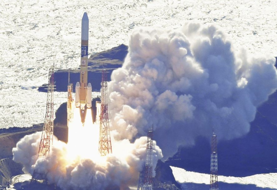 日本以H2A火箭将小型登月探测器和X射线天文卫星发射升空。（图：AP）