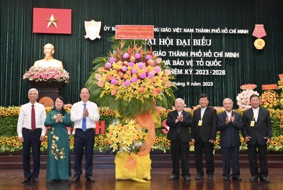 市委副书记阮胡海（左三）代表本市领导向大会赠送鲜花表示祝贺。（图：越勇）