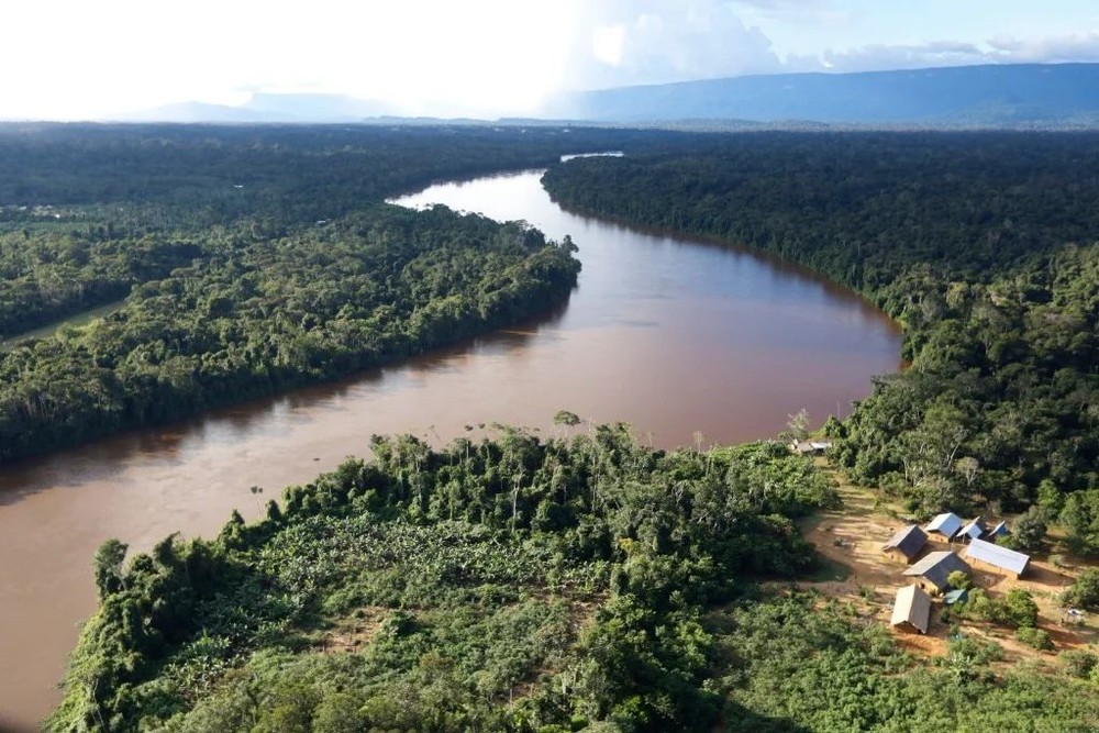 这是2020年6月30日拍摄的巴西罗赖马州的亚马孙雨林原住民村落。（图：新华社）