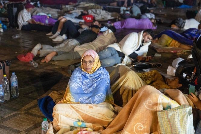 摩洛哥马拉喀什地震后，居民在广场外避难。（图：AFP）