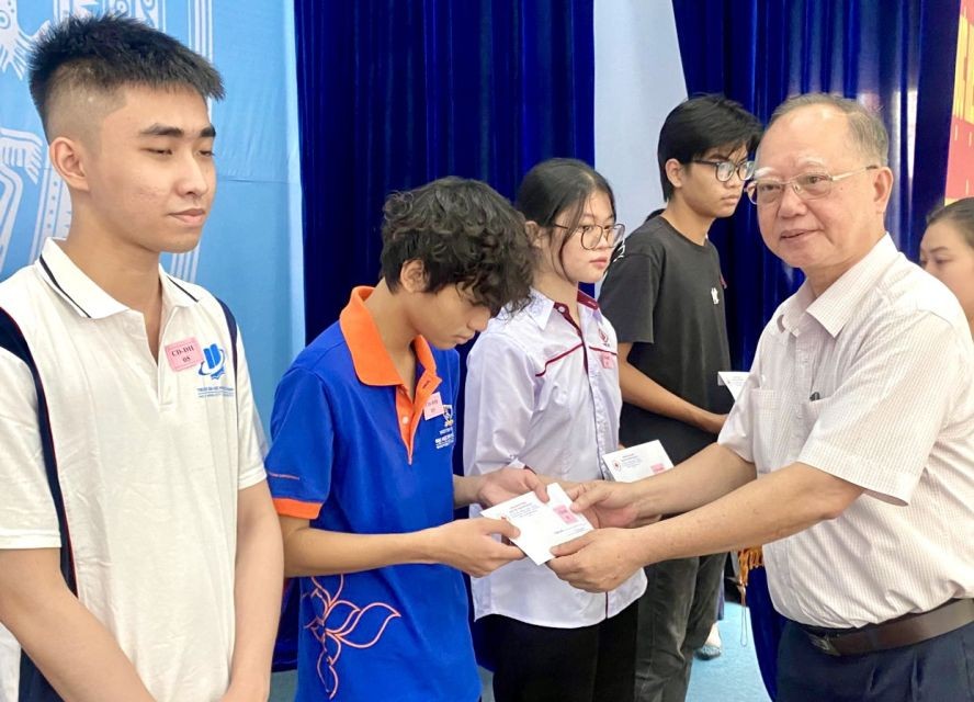 第五郡红十字会副主席、穗城会馆理事卢耀南发送助学金。