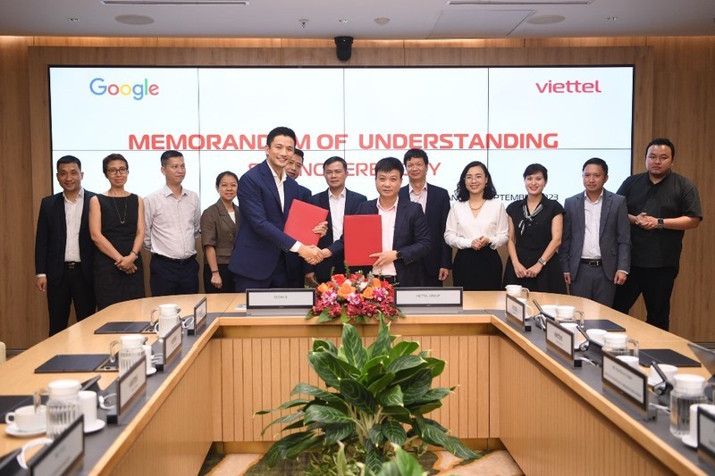 Viettel 与谷歌代表签署人工智能发展合作协议。（图：何玲）