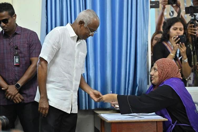 马尔代夫总统易卜拉欣·穆罕默德·萨利赫于2023年9月9日在马尔代夫马累的一个投票站投票。（图：路透社）