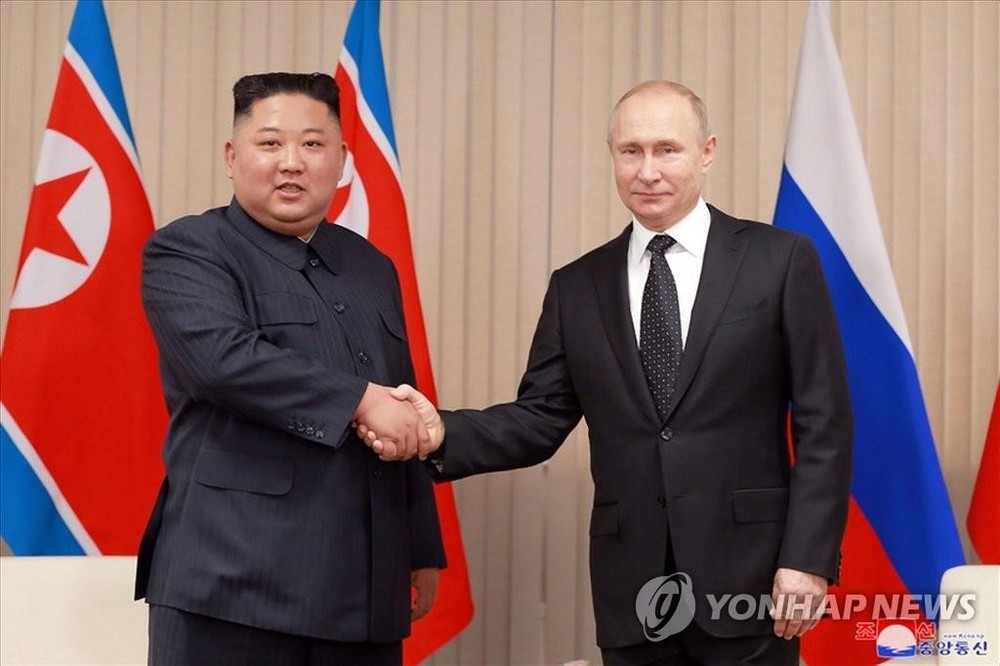 当地时间2019年4月25日，在俄罗斯符拉迪沃斯托克的远东联邦大学，朝鲜国务委员会委员长金正恩（左）同俄罗斯总统普京握手合影。 （图：韩联社/朝中社）