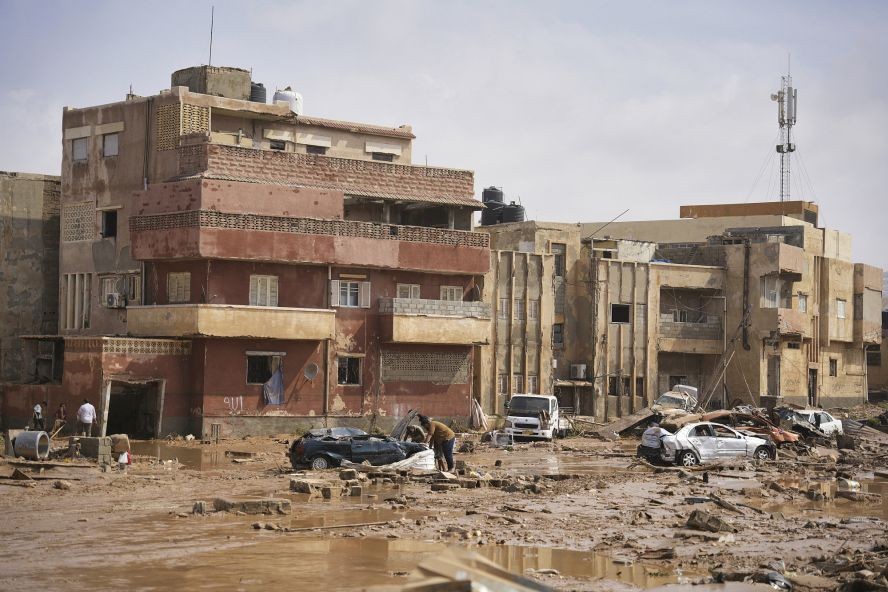 利比亚德尔纳，暴雨过后，街道上堆满了汽车和瓦砾。（图：AP）