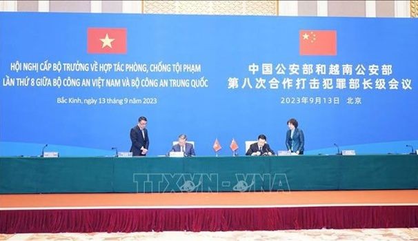 越南公安部长苏霖大将与中国国防部部长王小洪签署两国公安部之间的合作备忘录。（图：越通社）