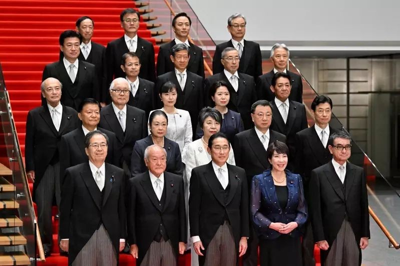 日本首相岸田文雄13日改组内阁，19名阁员中有13人异动、6人续任，平均年龄较改组前年轻1岁多。（图：路透社）