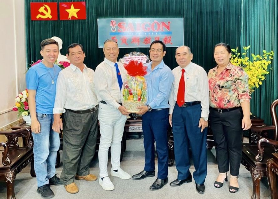 第五郡东医会到访华文《西贡解放日报》。