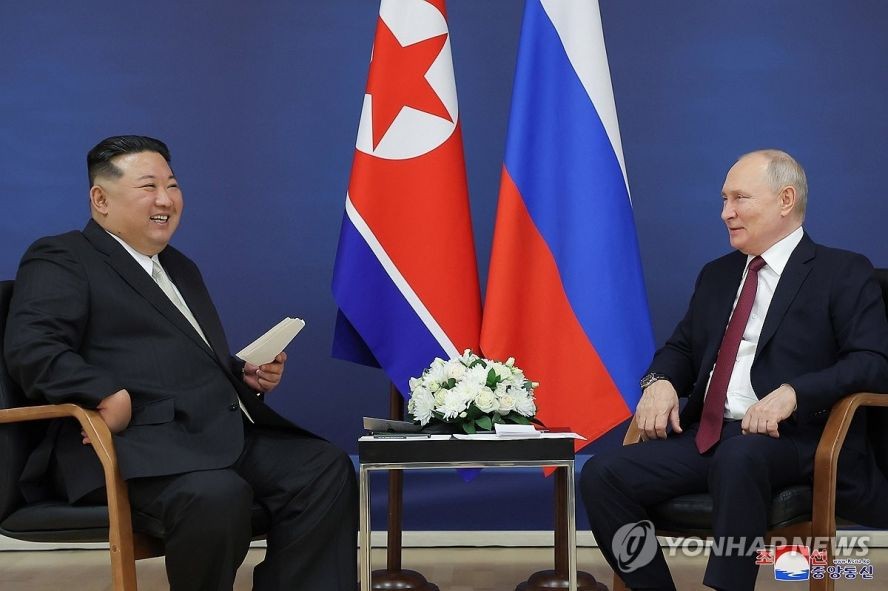 朝鲜国务委员会委员长金正恩（左）与俄罗斯总统普京举行会谈。（图：韩联社/朝中社）