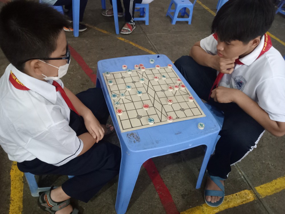 华人学生踊跃参加象棋比赛。