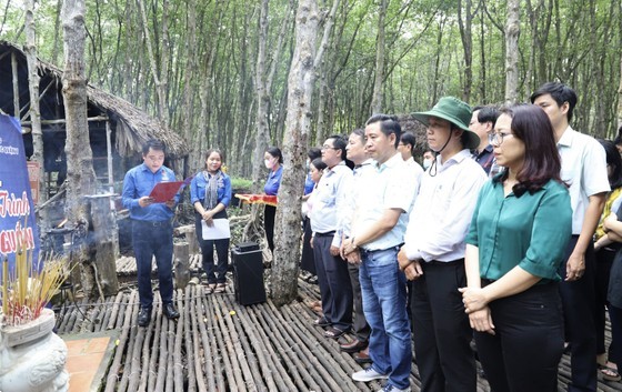 第七郡年轻领导、管理干部在芹耶县察咸水林站区历史遗迹区举行的课外活动。