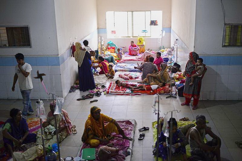 当地时间9月14日，孟加拉国首都达卡，登革热患者正在医院接受治疗。（图：AP）