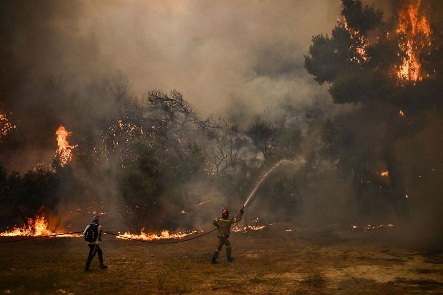 当地时间2023年8月22日，消防员在希腊雅典附近灭火。（图：互联网）