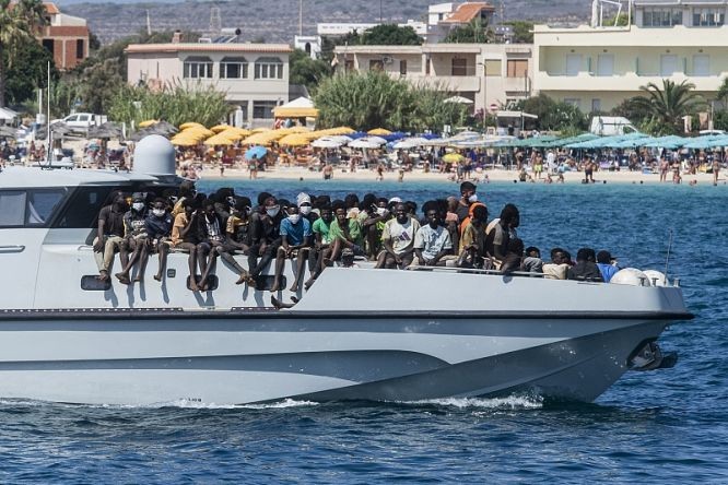 当地时间9月15日，移民乘船抵达兰佩杜萨岛港口。（图：AFP）