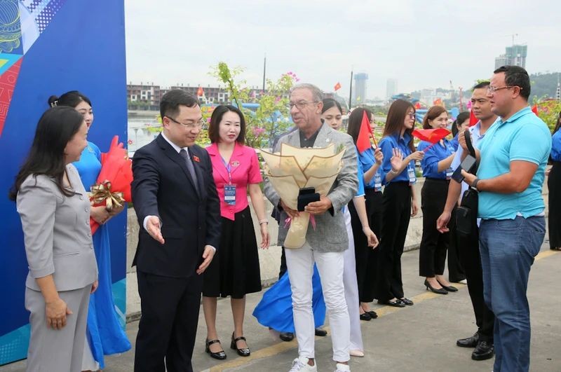 广宁省领导迎接全球青年议员大会代表团前来参观下龙湾。（图：广宁报）