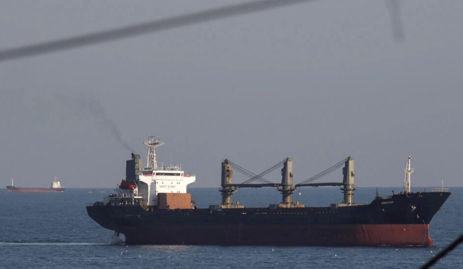 两艘民用货船经由乌克兰开辟的临时走廊进入黑海，已经停靠切尔诺莫斯克港，准备外运粮食。（图：路透社）