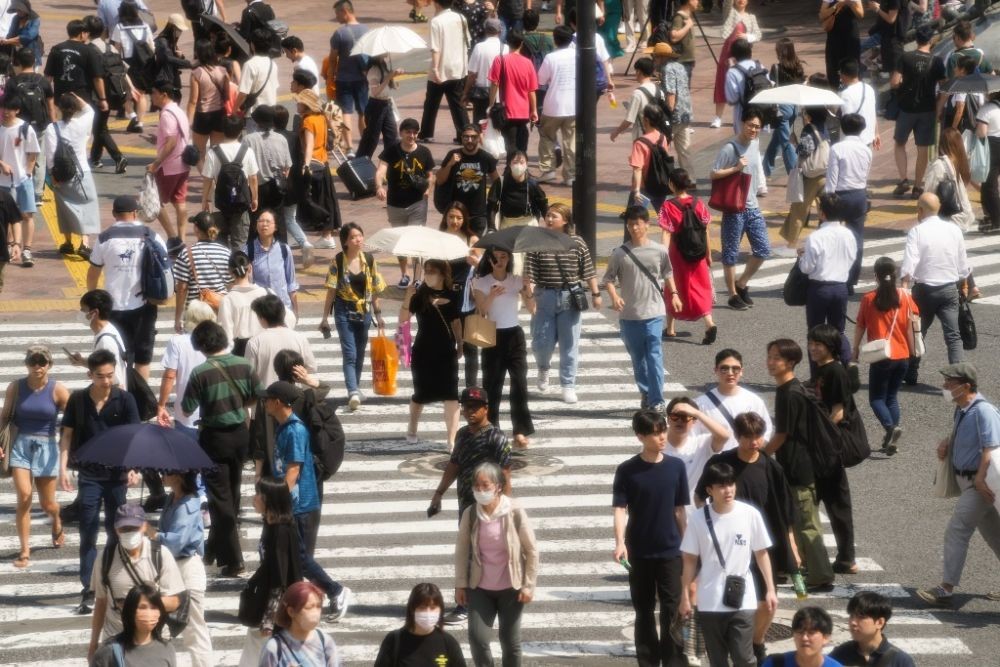 6月29日，人们在日本东京涩谷街头行走。（图：新华社）