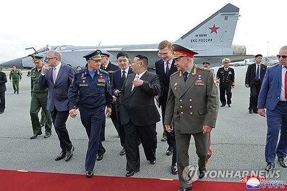 据朝中社9月17日报道，朝鲜国务委员会委员长金正恩（前排右二）16日访问俄罗斯符拉迪沃斯托克。（图：韩联社/朝中社）